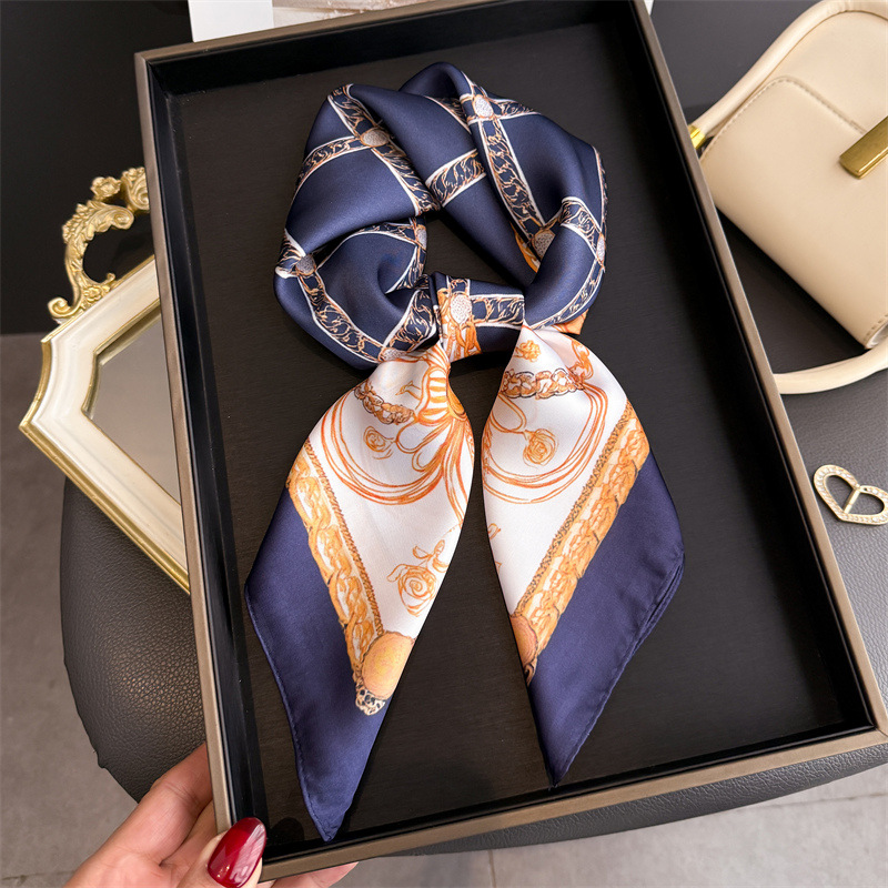Blue Classic Chain Print Squar - Silk Scarf Square recension och pris